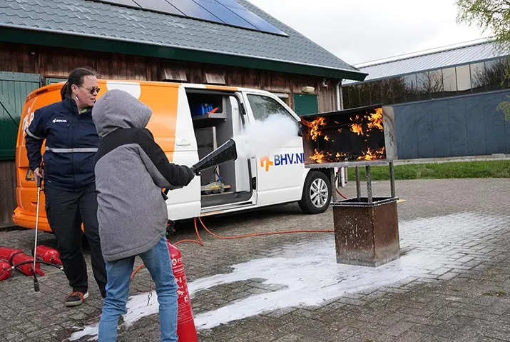 Welpen oefenen met veiligheid
