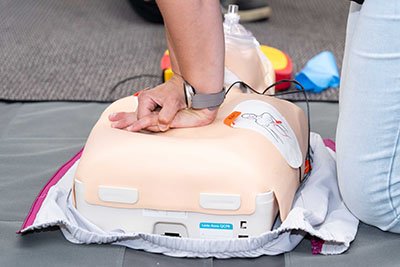 Cursist leert reanimeren met AED