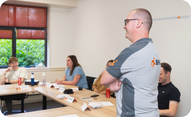 BHV instructeur geeft BHV training voor groep cursisten