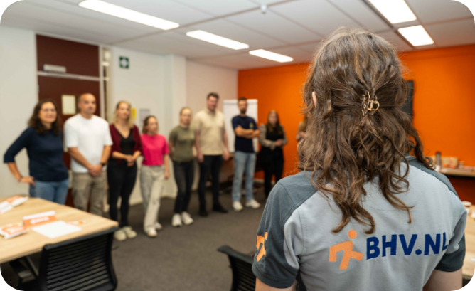 BHV instructeur geeft BHV training voor groep cursisten